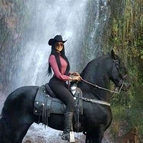 mujeres follando con caballo|Mujer engañando a su esposo mientras habla con él mientras。